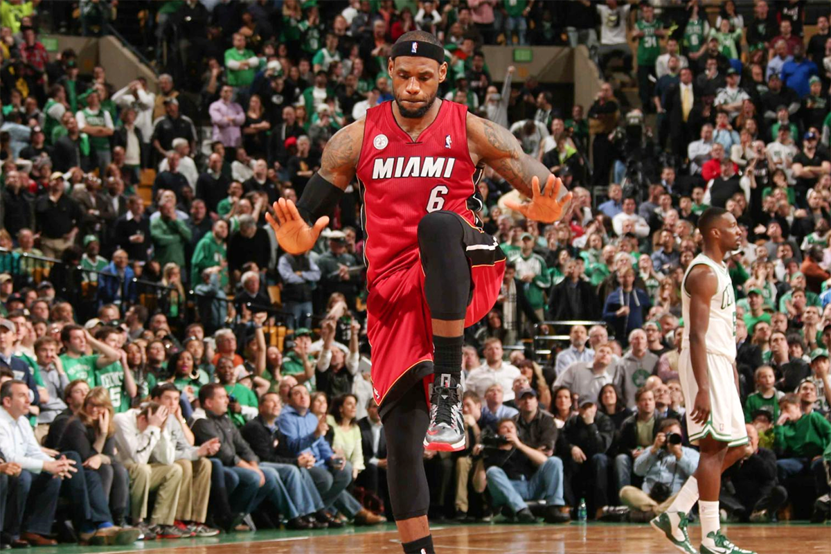 LeBron James nhường số áo huyền thoại cho Anthony Davis: Tình nghĩa anh em thế này mới bền lâu